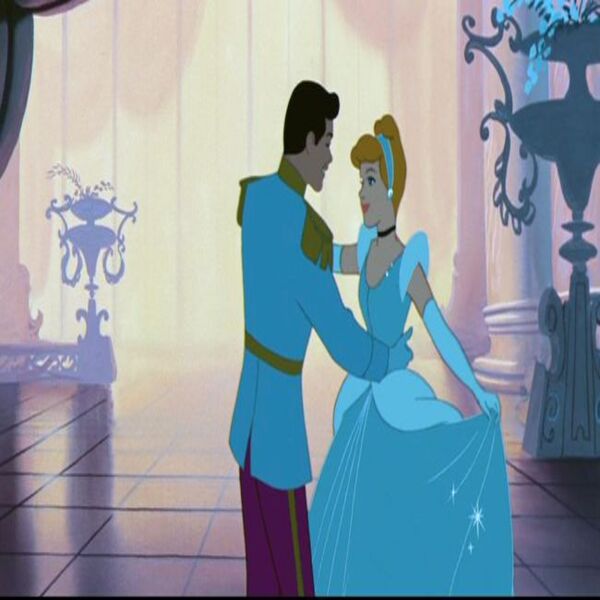 Ketika Prince Charming dan Cinderella Menikmati momen berdansa berdua didalam istana