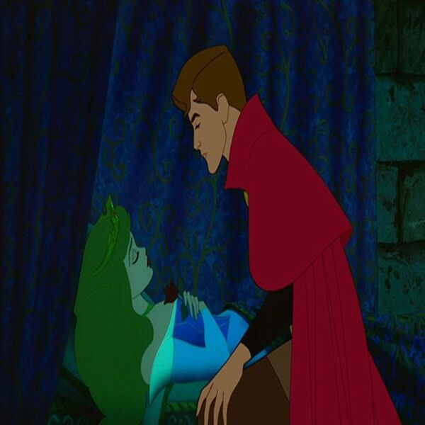 Pengeran Philip mencium Purti Aurora yang sedang tertidur pukas di pembaringan abadi